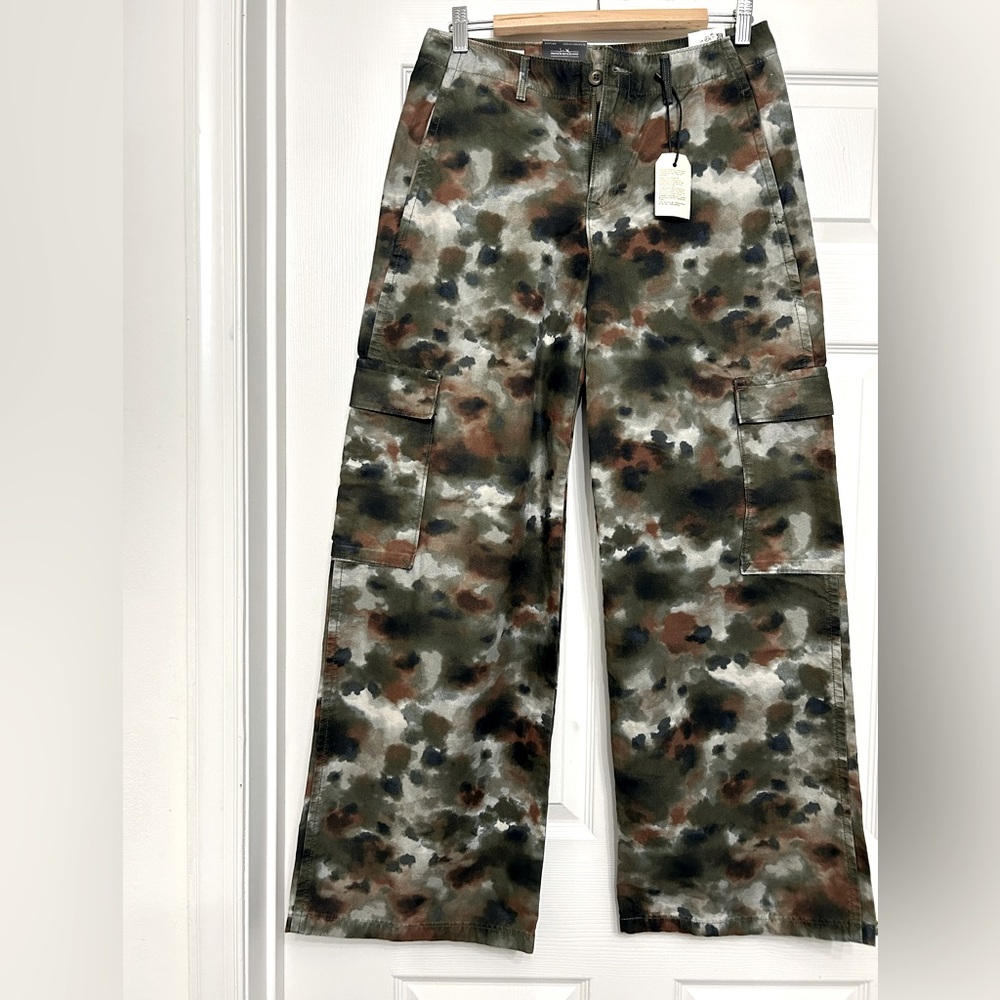 2 Levi’s Baggy Cargo Women Camouflage Mid Rise Pants with Side Pockets
